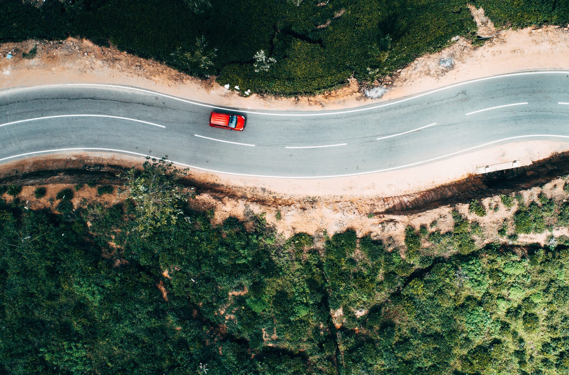 Luftfoto av en bil på en malerisk vei.