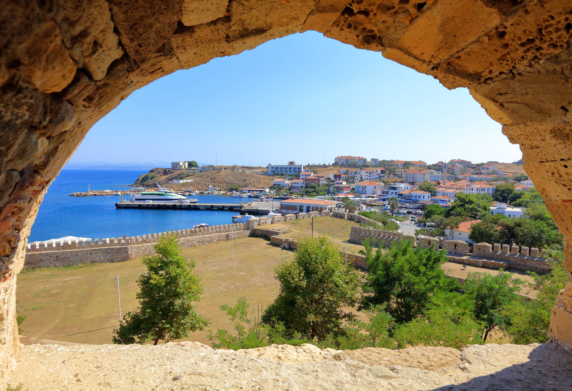 Utsikt fra Tenedo-slottet på øya Bozcaasa i Tyrkia.