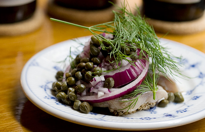  Gitte Kiks marinerte sild med løk og kapers. En smørrebrød-klassiker! 