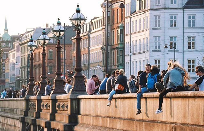 Kjenn solen varme på Dronning Louises bro