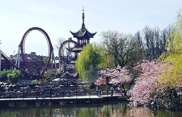 Berg-og-dal-baner, restauranter, vakre hager ... Tivoli er et sted både for barn og voksne 