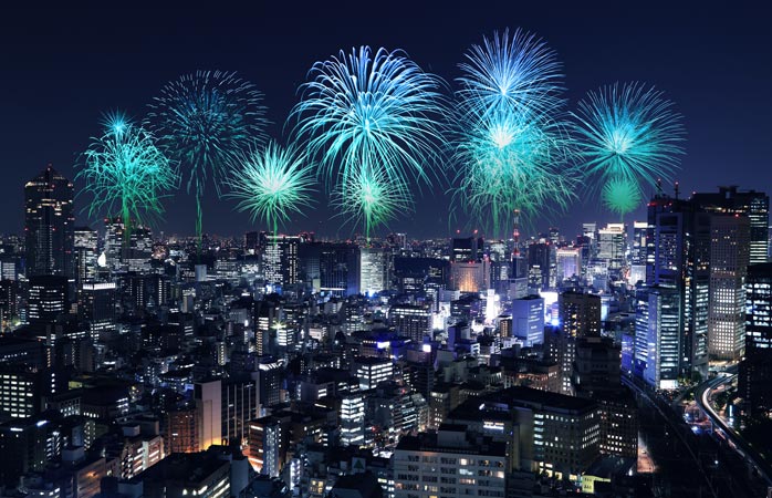 Den moderne metropolen Tokyo eksploderer i farger på nyttårsaften