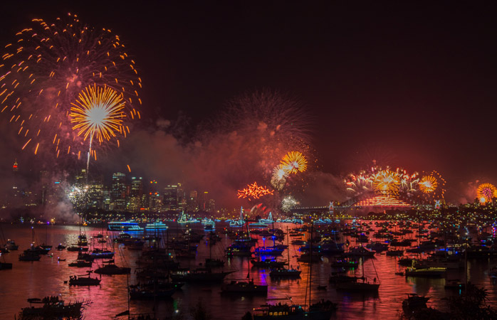 Seil inn i det nye året ombord på en av de mange båtene i Sydneys strålende Harbour of Light-parade