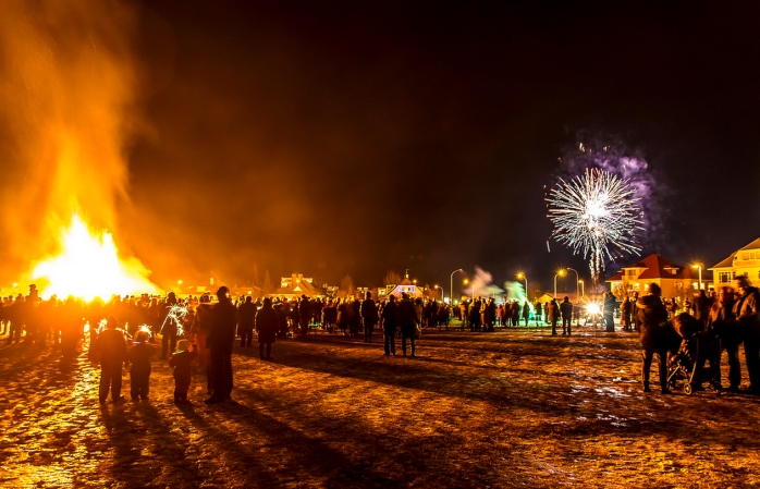 En folkemengde samler seg i en nasjonalpark i Reykjavik for å starte nyttårsfesten.