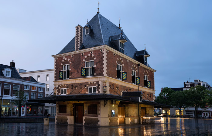 Det gamle bymarkedet Waag er en av Leeuwardens peneste bygninger