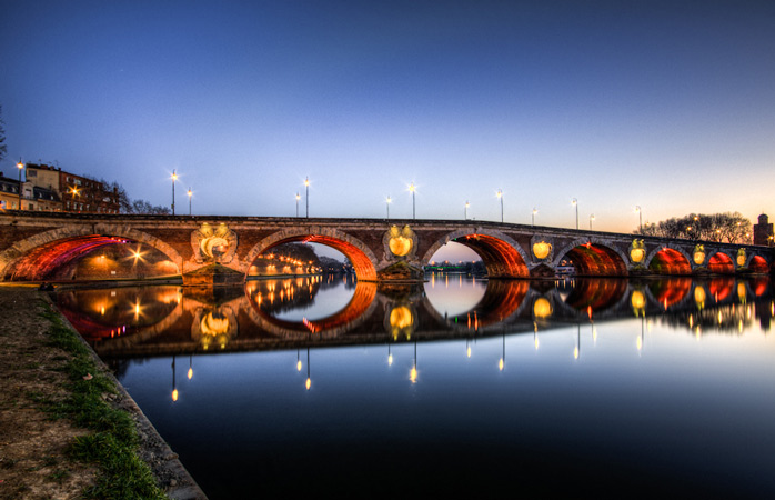 Pont Neuf-broen omringet av vakre lys