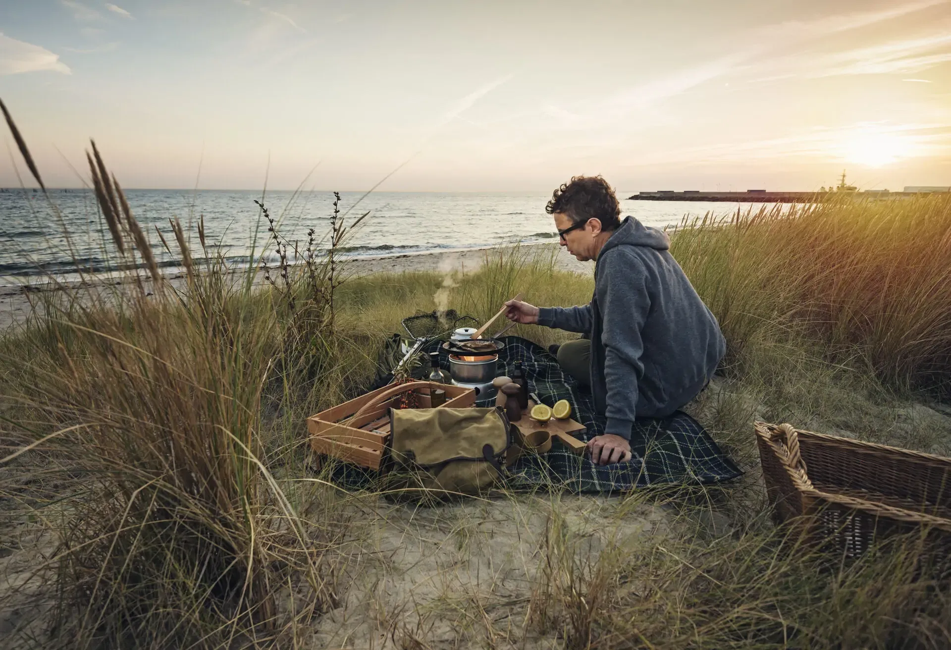 theme_beach_person_cooking_gettyimages-1085647648_universal_within-usage-period_98625