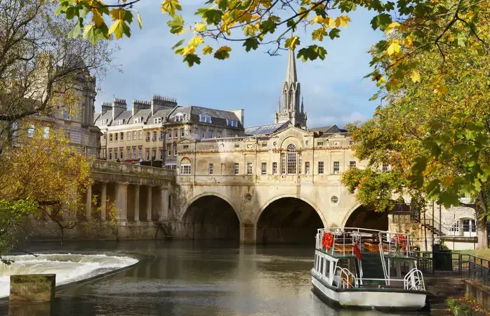 Pulteney Bridge, the main tourist attraction in Bath, UK.